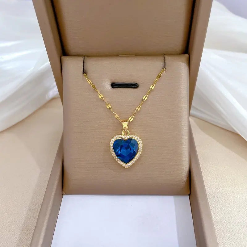 Arlina – Heartcut Gold Necklace