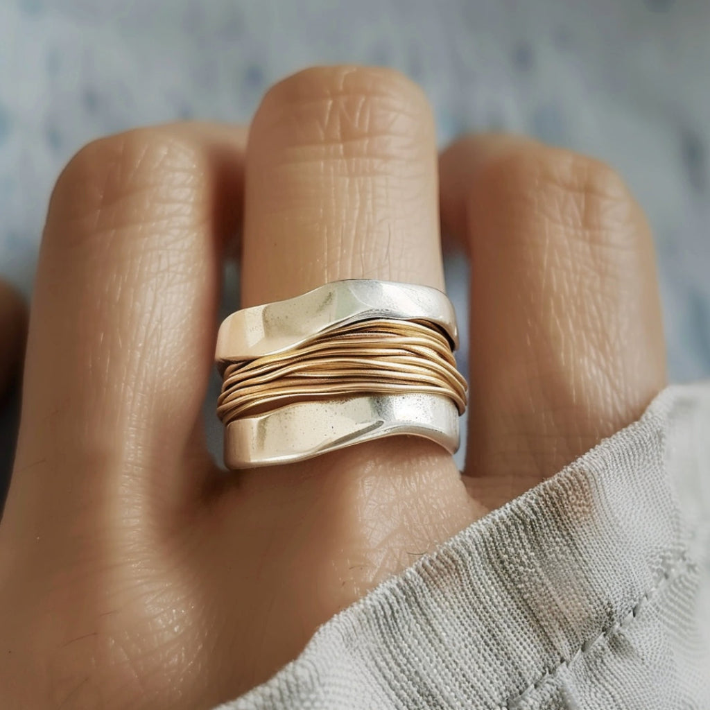 Arden – Two-Tone Wavy Band Ring