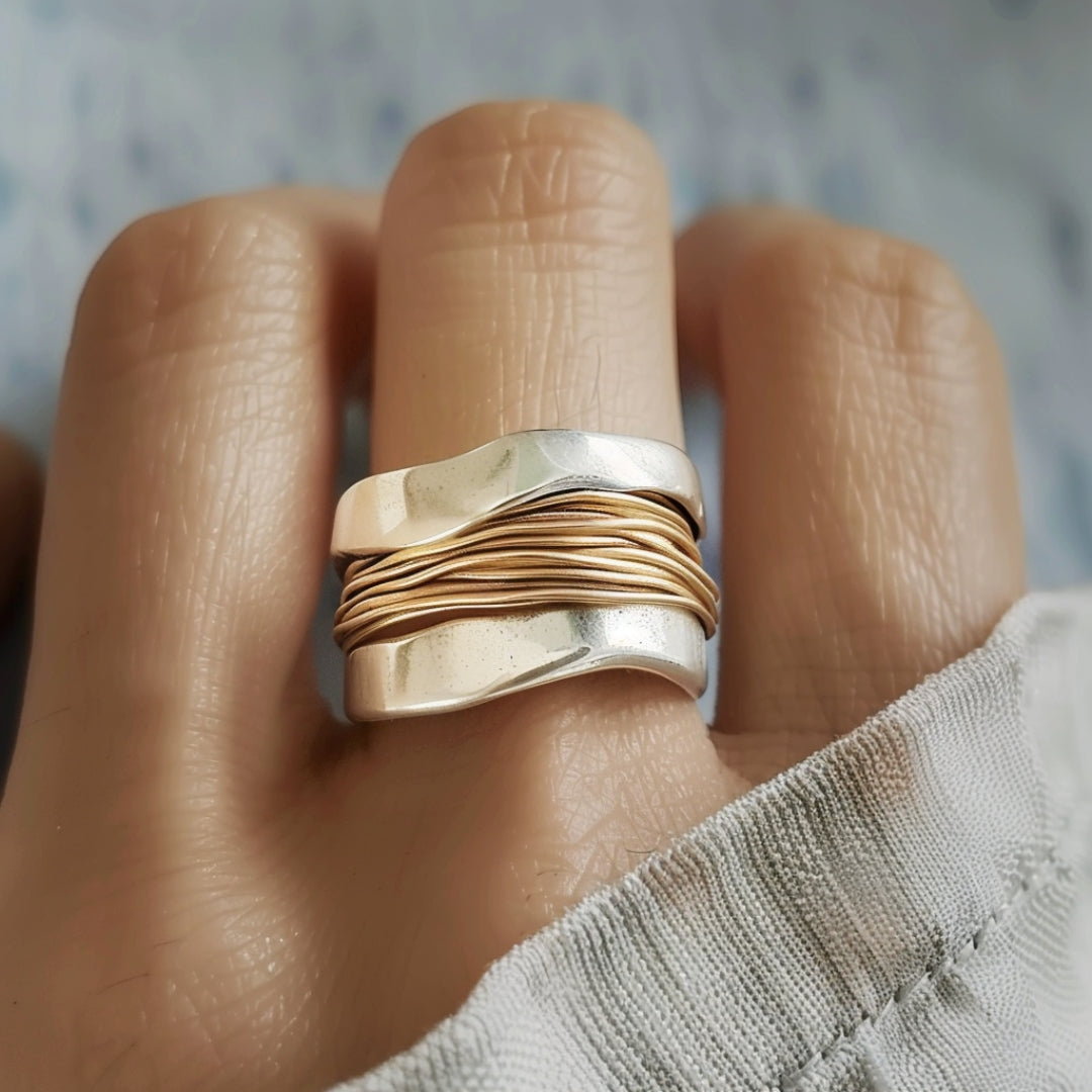 Arden – Two-Tone Wavy Band Ring