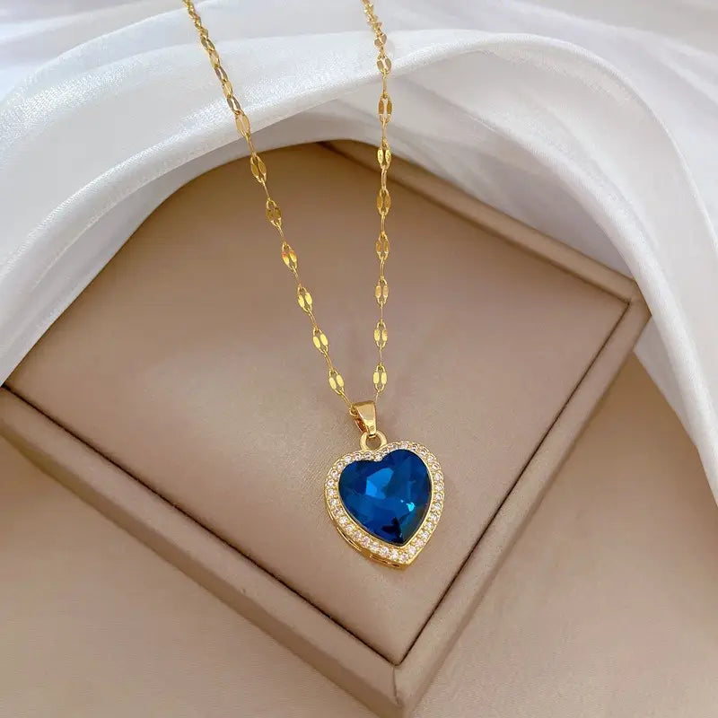 Arlina – Heartcut Gold Necklace