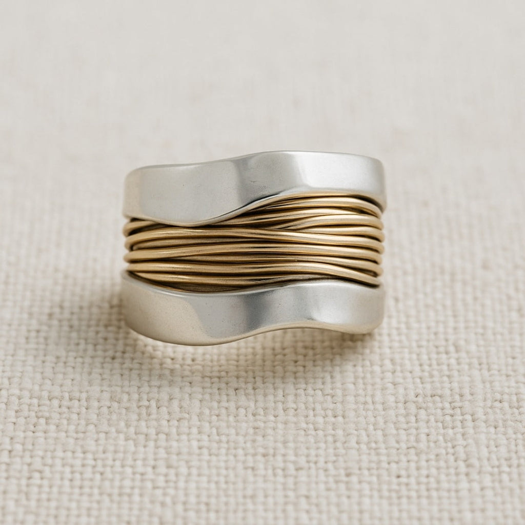 Arden – Two-Tone Wavy Band Ring