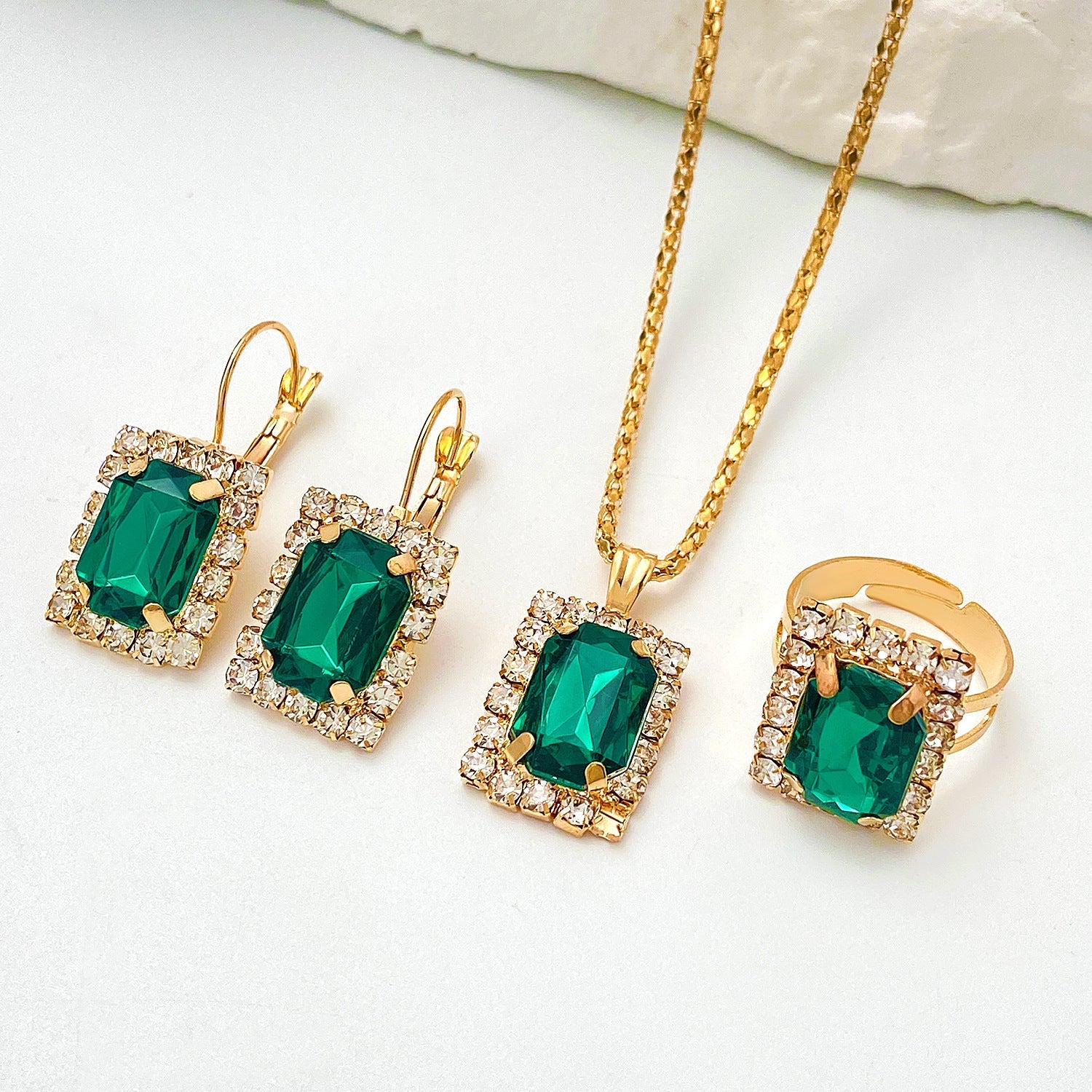 Clarissa – White Gold Emerald Jewelry Set