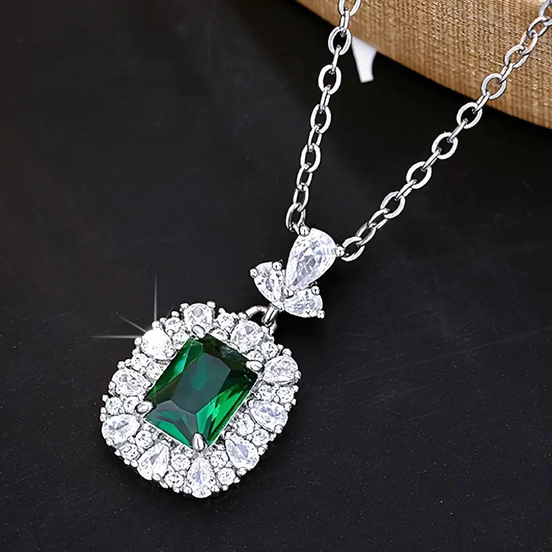 Serelith – Emerald Halo Necklace