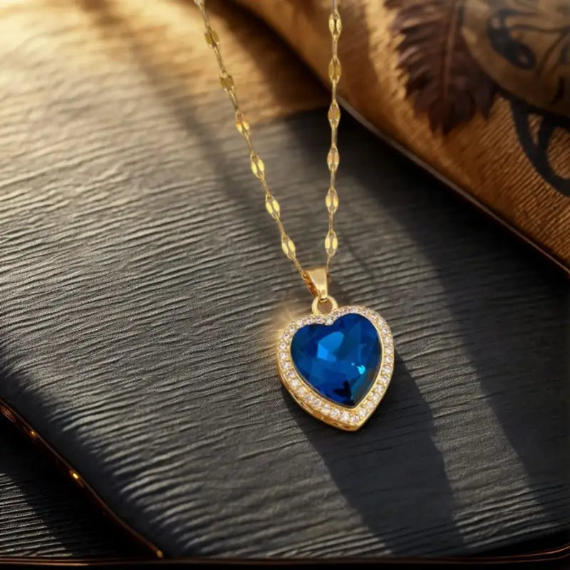Arlina – Heartcut Gold Necklace
