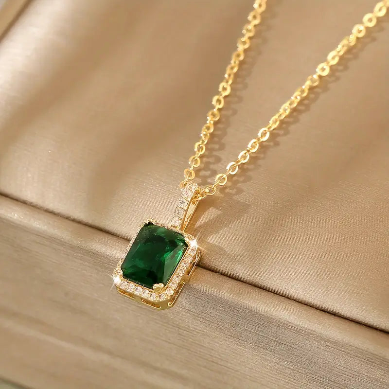 Elara – Emerald Pendant Necklace